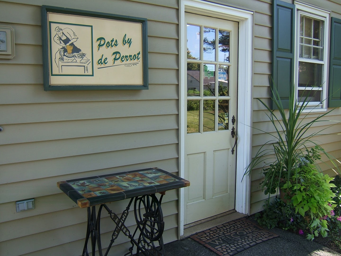 Pottery in Lititz: Pots by de Perrot