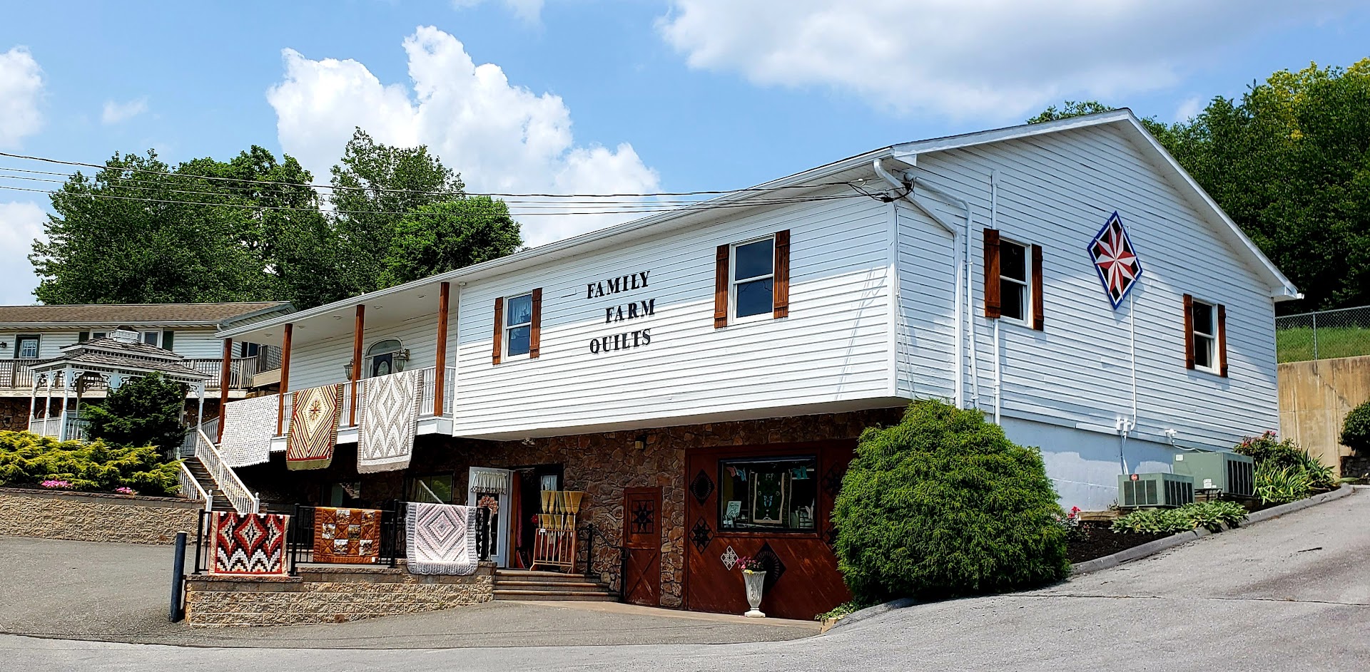 Quilt Shops in Ronks: Family Farm Quilts of Intercourse