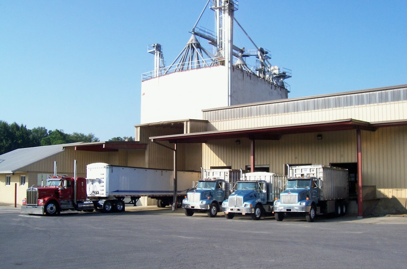 Trailer Dealers in East Earl: C E Sauder & Sons