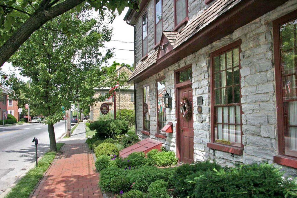 1786 The Limestone Inn Bed and Breakfast: Strasburg Bed & Breakfasts