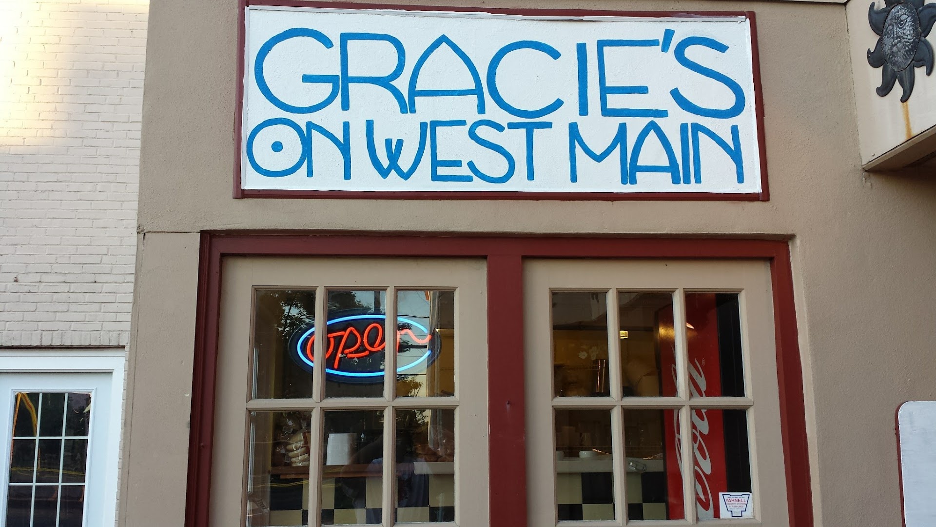 Gracie's On West Main: Leola Restaurants